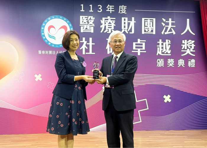 Foundation CEO Wei Sheng-Tang and award presenter, Deputy Minister of Health and Welfare Lin Ching-Yi, taking a photo together