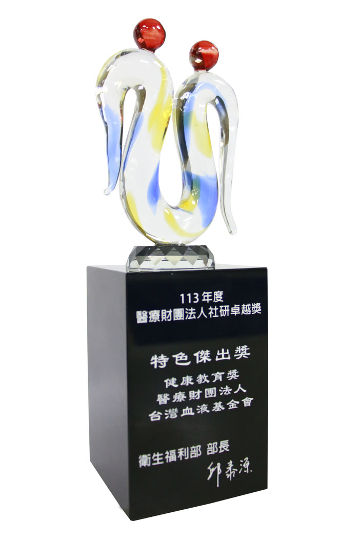 Health Education Award trophy for Distinguished Features under the Societal Research Excellence Award