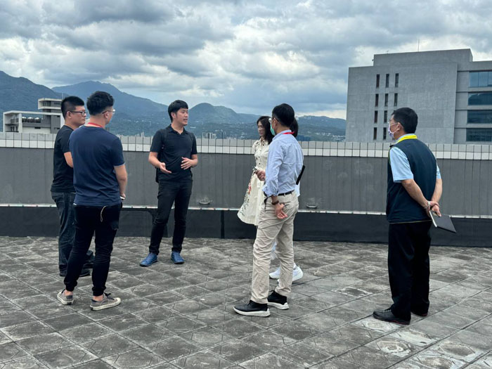 圖為台北捐血中心大樓頂樓安裝軟式太陽能雨遮板及硬式太陽能屋突之實地場勘及施作評估照片