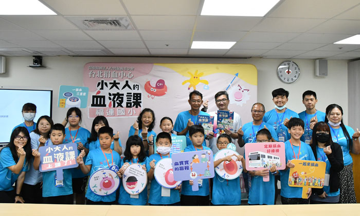 Fulian Elementary School Principal Liang Junhong with 21 students and teachers