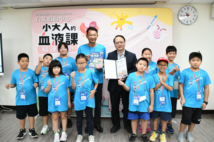 Group photo with Taipei Blood Center Director Lin Min-chang