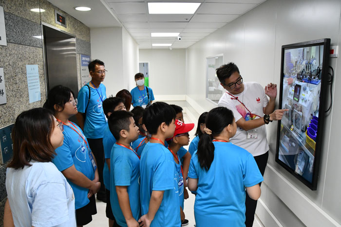 Children listening attentively to the process of preparing blood components