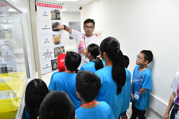 Children listening attentively to the process of preparing blood components