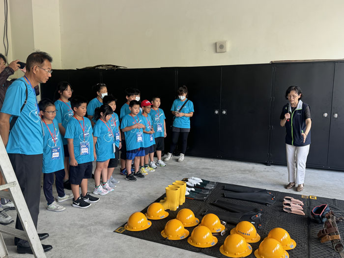 Director Xu Yi-nv of the Taipei North District Office of Taipower explaining the equipment used by maintenance workers.