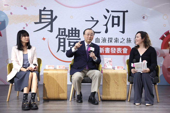 親子天下品牌部總監李佳穎、凱莉哥、台灣血液基金會董事長侯勝茂合照