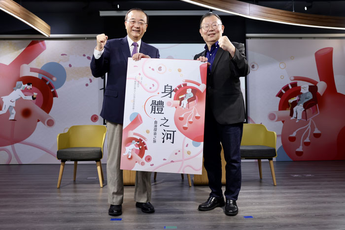 台灣血液基金會董事長侯勝茂、國立陽明交通大學校長合照