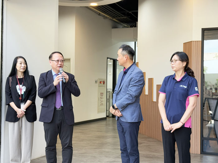 台北捐血中心主任林敏昌(左2)感謝許董事長在疫情艱困期間,仍協助台北捐血中心各項防疫布條及旗幟製作