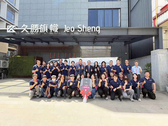 久勝旗幟公司董事長率全體員工合影,展現企業善盡社會責任的具體行動