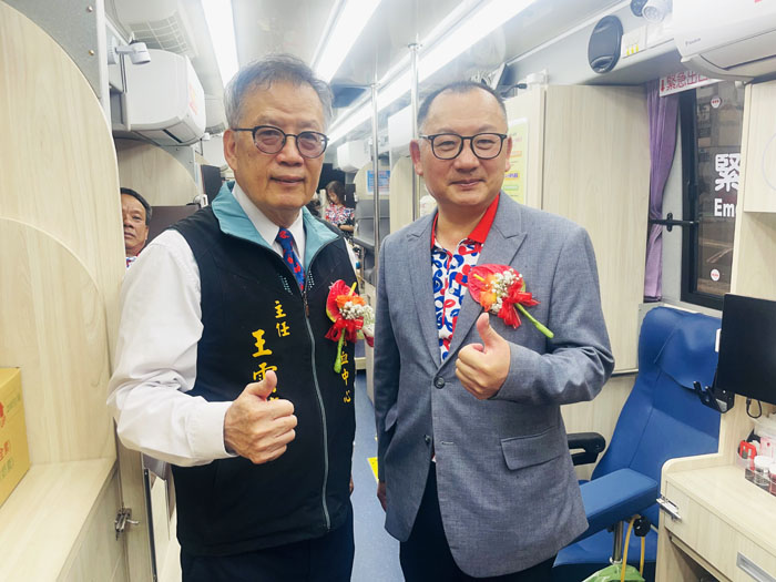 國際同濟會台灣總會第51屆桃園區區主席鄭文華(右)、與新竹捐血中心主任王雲龍(左)至「同濟3號」捐血車上參觀