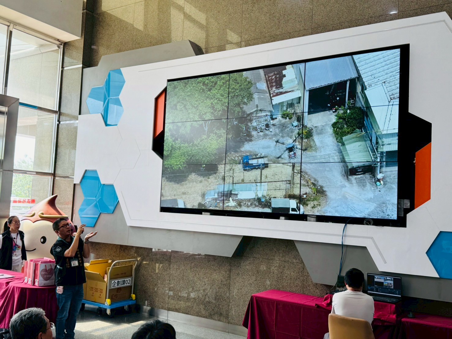 Chief Lin Zhi-Xin explaining the drone’s flight route