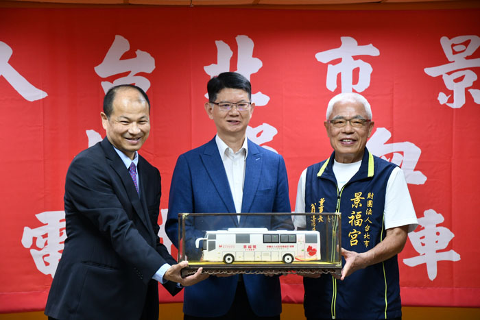 台北市政府衛生局局長黃建華、台北市景福宮董事長翁清標與台北捐血中心業務組長角志宏合照