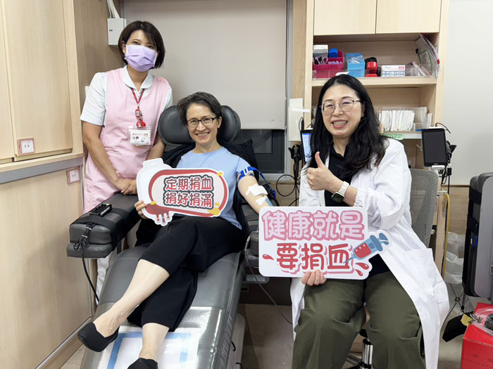 蕭美琴副總統與血液基金會執行長王宗曦合照