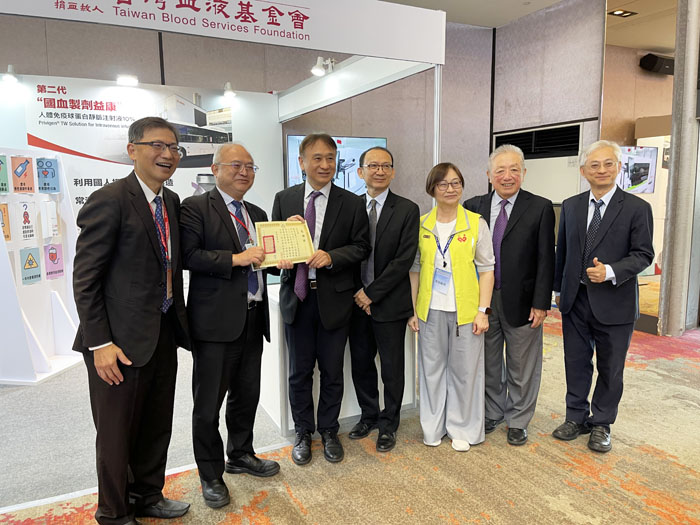 The Taiwan Medical Association presents a certificate of appreciation to the Taiwan Blood Services Foundation exhibition booth. From left to right: Dr. Chen Chin-Hsing, Secretary-General of the Taiwan Medical Association; President Wu Ming-Hsien; Hung Ying-Sheng, Director of the Business Division of the Taiwan Blood Services Foundation; Liu Ying-Yi, General Manager of JET BE LIN Co., Ltd.; Cheng Hsi-Wei, Senior Technical Specialist of the Business Division; Wang Chin-Lien, Consultant of JET BE LIN Co., Ltd.; and Dr. Lee Yi-Chia, Deputy Secretary-General of the Taiwan Medical Association.