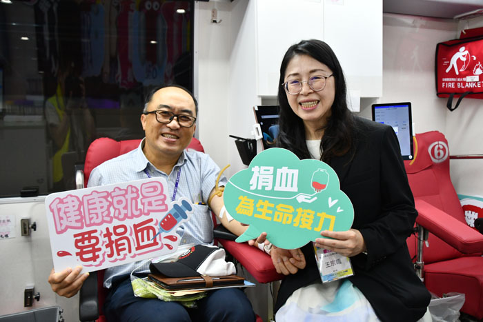 台灣血液基金會執行長王宗曦特至捐血車上感謝捐血人