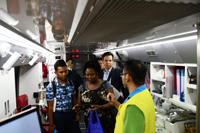 國際訪賓參觀電動捐血車