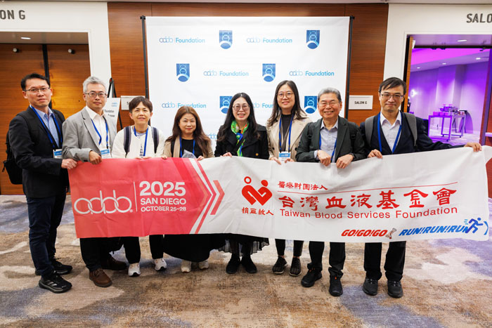 Delegation of the Taiwan Blood Services Foundation attending the AABB Annual Meeting. From left to right: Chen Ming-Hung, Section Chief of the Technical Division at the Taipei Blood Center; Yeh Cheng-Hung, Section Chief of the Business Division at the Kaohsiung Blood Center; Lin Huan-Chi, Medical Technologist from the Research Department; Tu Wen-Ching, Public Relations Officer; CEO Wang Tsung-Hsi; Chen Yun-Yuan, Associate Researcher from the Research Department; Lin Kuan-Chou, Director of the Taichung Blood Center; and Hsieh Chia-Hung, Director of the Information Department.