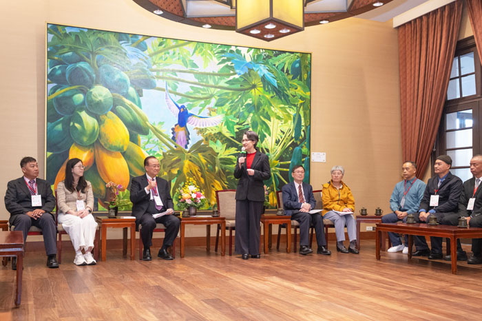 蕭美琴副總統（站立者）在總統府接見113年度績優捐血人代表