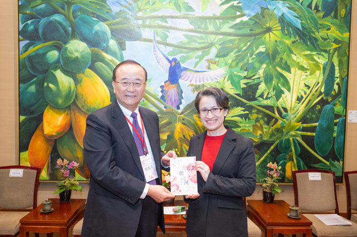台灣血液基金會董事長侯勝茂（左）贈送由台灣血液基金會出版的《身體之河：血液探索之旅》給蕭美琴副總統