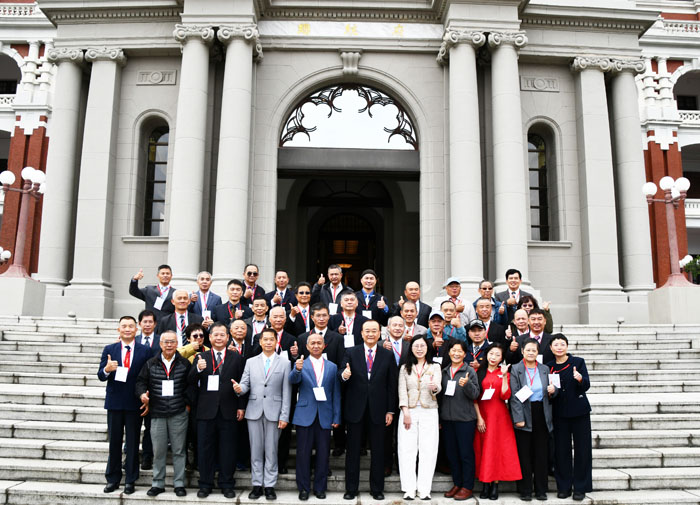 113年度績優捐血人代表與台灣血液基金會董事長侯勝茂（前排中）、執行長王宗曦（前排右5）合影