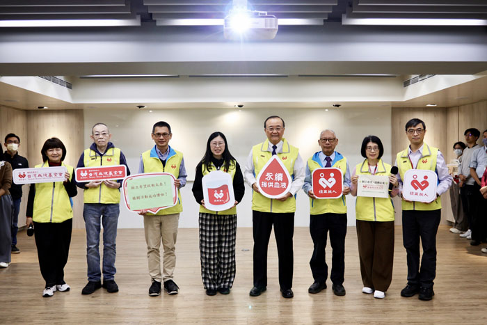 TBSF Chairman Sheng-Mou Hou (fourth from right) presiding over the remote video ceremony with Annan Blood Products Preparation Center, pictured with TBSF CEO Tsung-Hsi Wang (fourth from left) and senior executives.