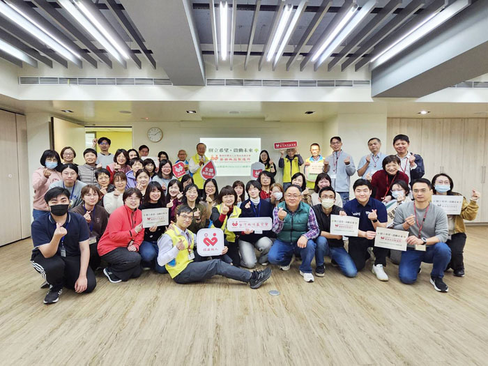 'Planting Hope, Launching the Future' tree-planting activity, TBSF Chairman Sheng-Mou Hou and CEO Tsung-Hsi Wang pictured with headquarters staff.