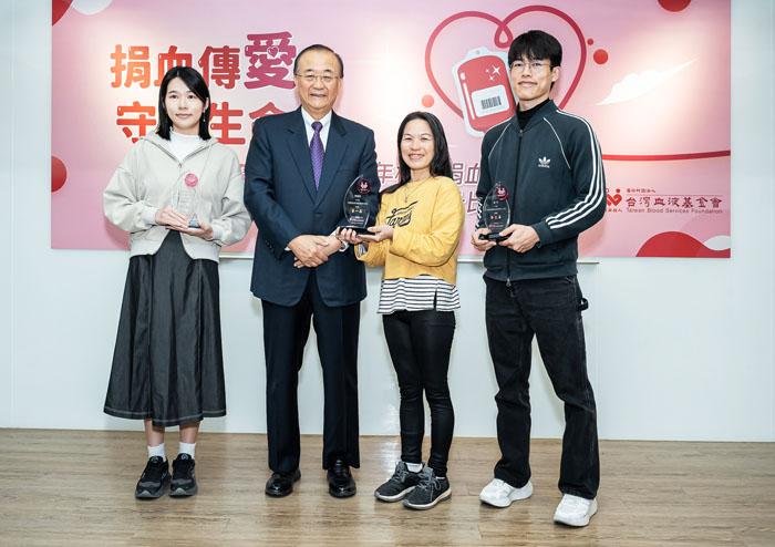 114年校園捐血宣導海報設計比賽前三名得主與台灣血液基金會董事長侯勝茂（左2）合影，由右至左為羅邦、陳韻婷的母親陳宜岑及楊宛儒。