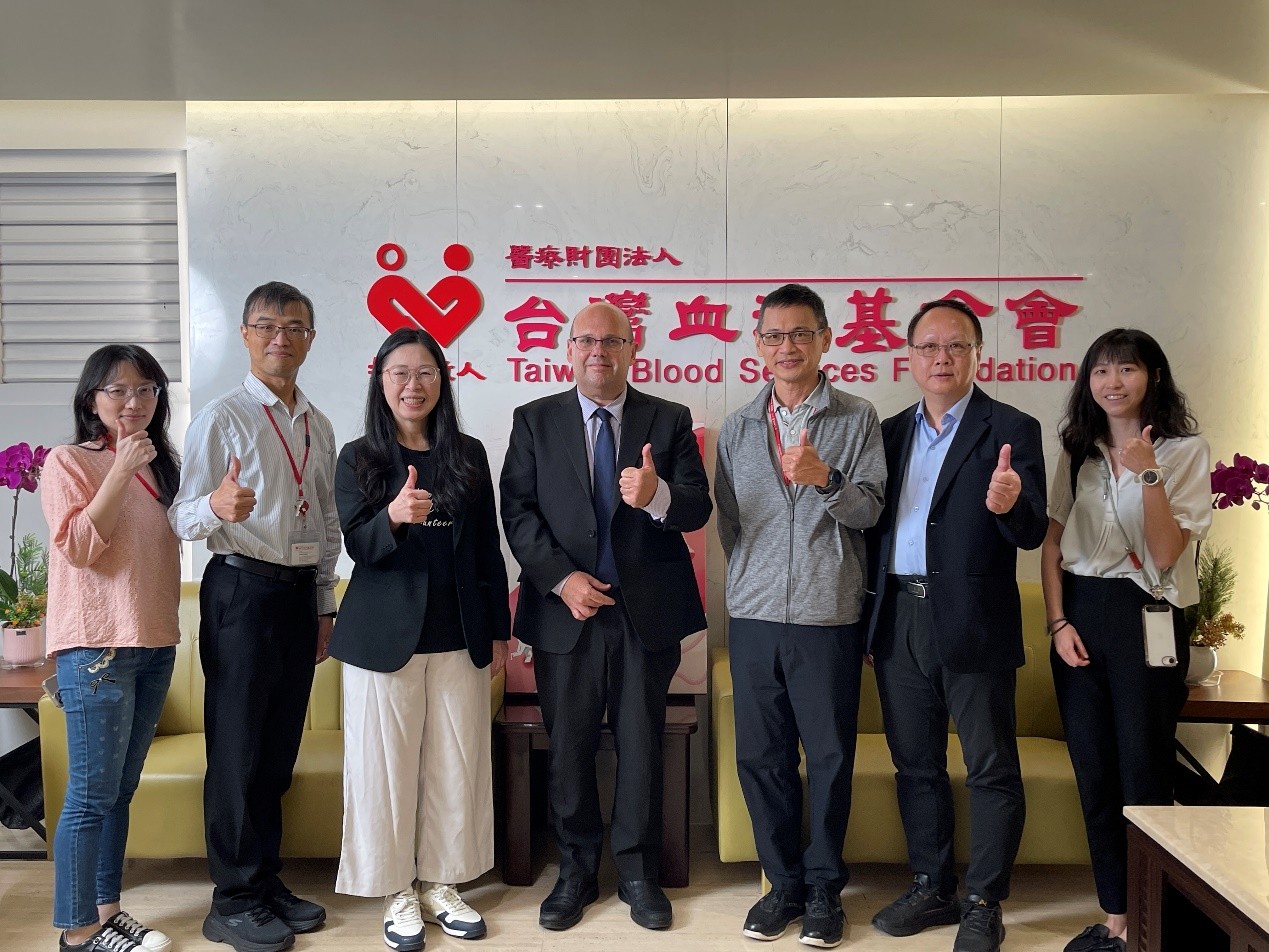 駐台北以色列經濟文化辦事處代表卓以洛(中)拜訪台灣血液基金會,由基金會執行長王宗曦(左三)率領相關主管進行意見交流。