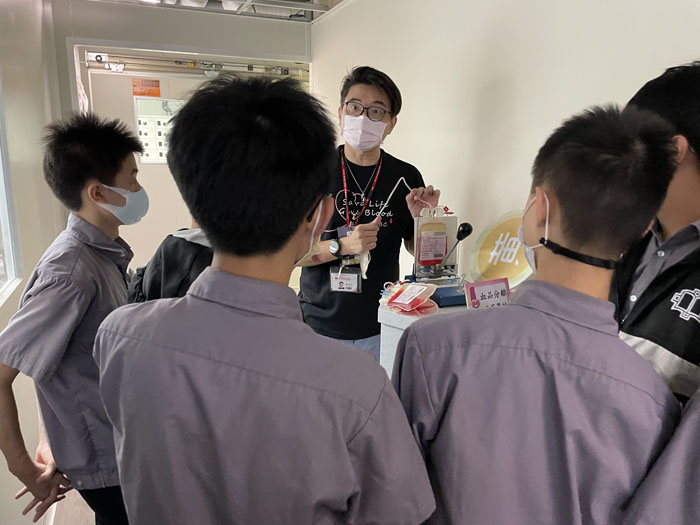 記者會前安排與會學生們參訪血液作業流程，學生們透過導覽瞭解血液作業的繁複過程。