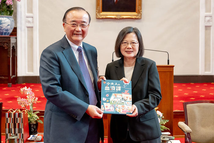 台灣血液基金會董事長侯勝茂致贈《小大人的血液課》予蔡英文總統，並希望藉由總統的高度，一起來將捐血救人的觀念向下扎根。
