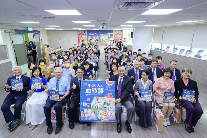 (the forefront, fourth from the right) TBSF President Hou Sheng-Mou along with officials from the Ministry of Health and Welfare, medical professionals and the students, all captured in the photo-call at the new book launch event on Jun.14, 2023.