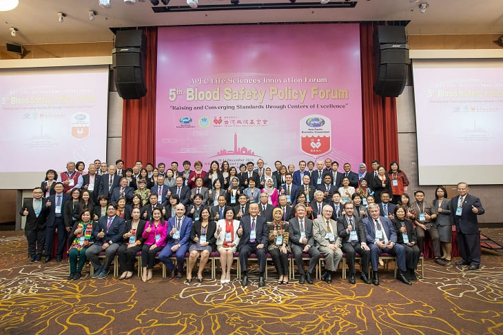 Group photo with all the guests from various APEC member economies, who will continue to formulate better blood safety policies to provide better care for the patient and medical care quality<br />
 