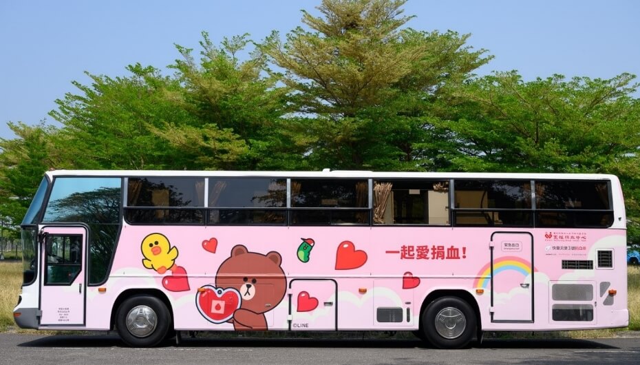 圖為LINE FRIENDS 主題限定捐血車，有吸睛可愛的車體外表