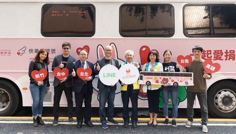 圖為LINE 與台灣血液基金會共同打造 LINE FRIENDS 主題限定捐血車 人員合影