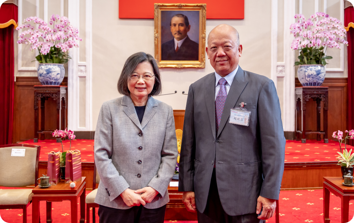 Mr. Chao Cheng-Chung, representative of outstanding donors, delivered a speech in the 2021 event and took a group photo with President Tsai.

