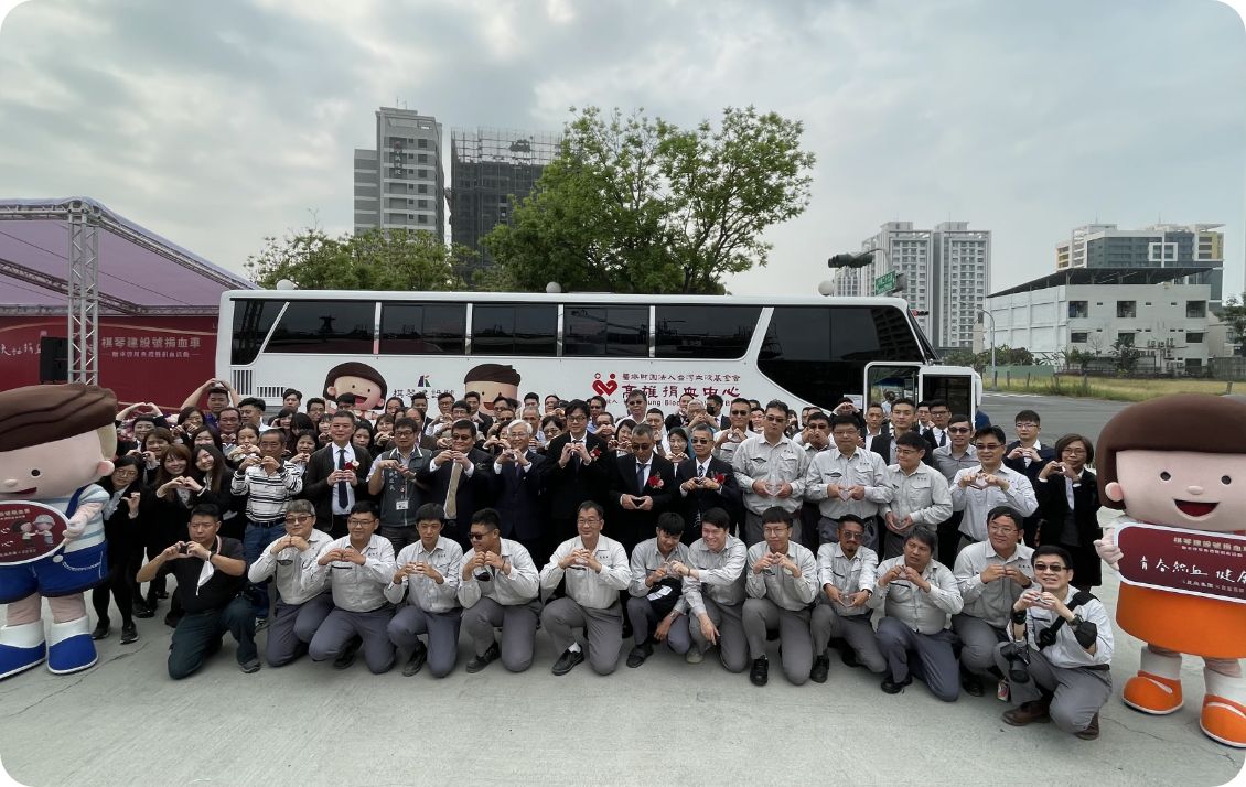 The "Qiqin Jianshe" blood donation hybrid vehicle was donated by the Social Welfare Charitable Business foundation of Kuntin Construction Co., Ltd. to the Kaohsiung Blood Center.