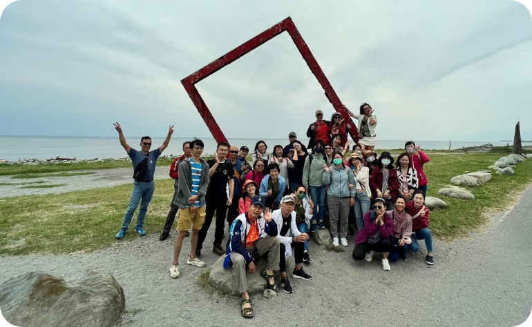 The image shows the employee trip to Luanshan for a 2-day tour organized by Kaohsiung Blood Center.