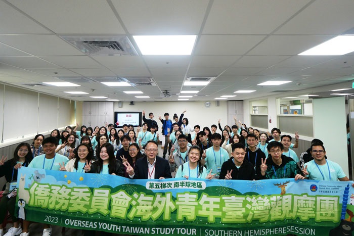 The image shows the 'Overseas Youth Taiwan Observation Group' of 105 people visiting the Taipei Blood Donation Center to learn about Taiwan's national blood use and related issues