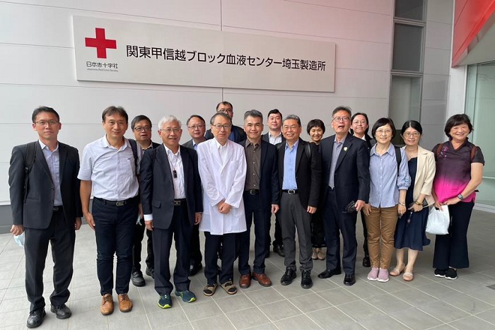 The image shows a visit to the Saitama Manufacturing Facility of the Japanese Red Cross Society Kanto-Koshinetsu Blood Center