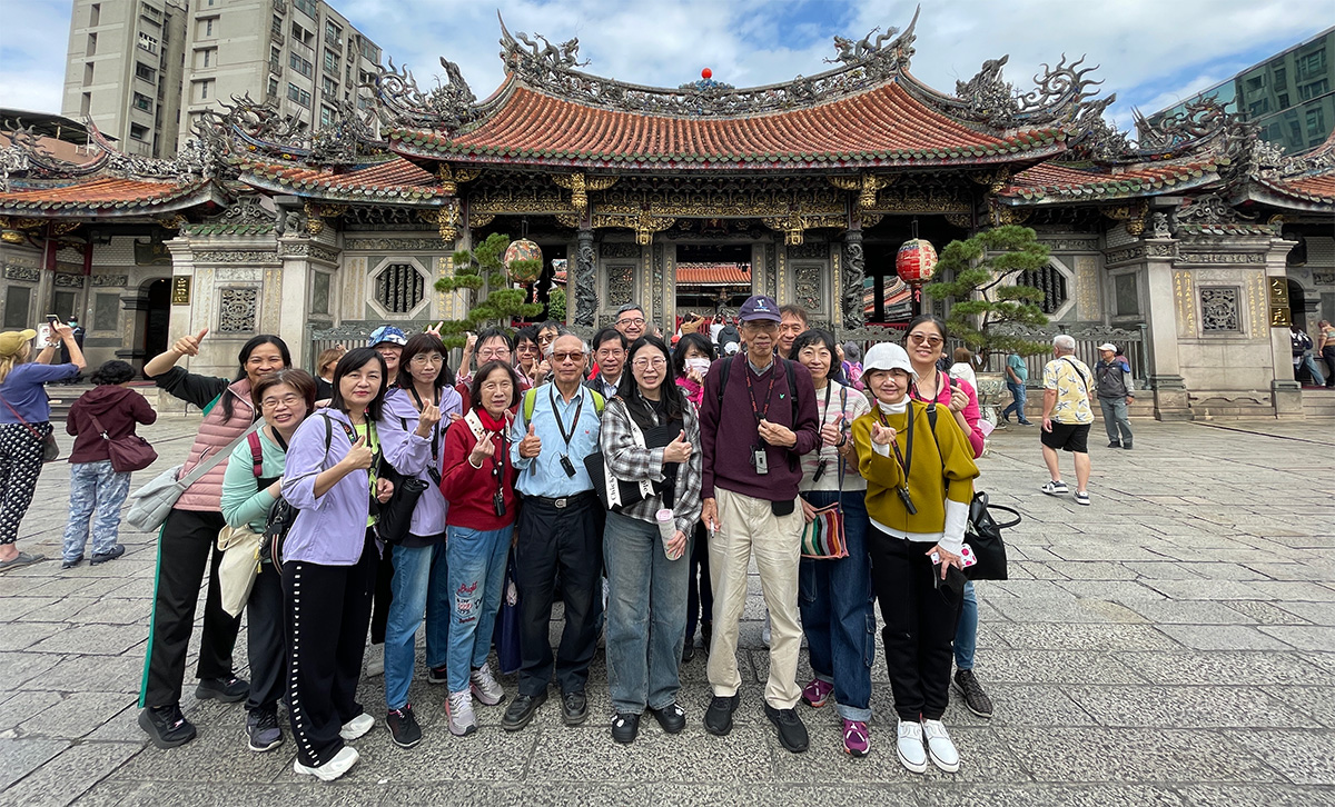 圖為龍山寺導覽健行活動